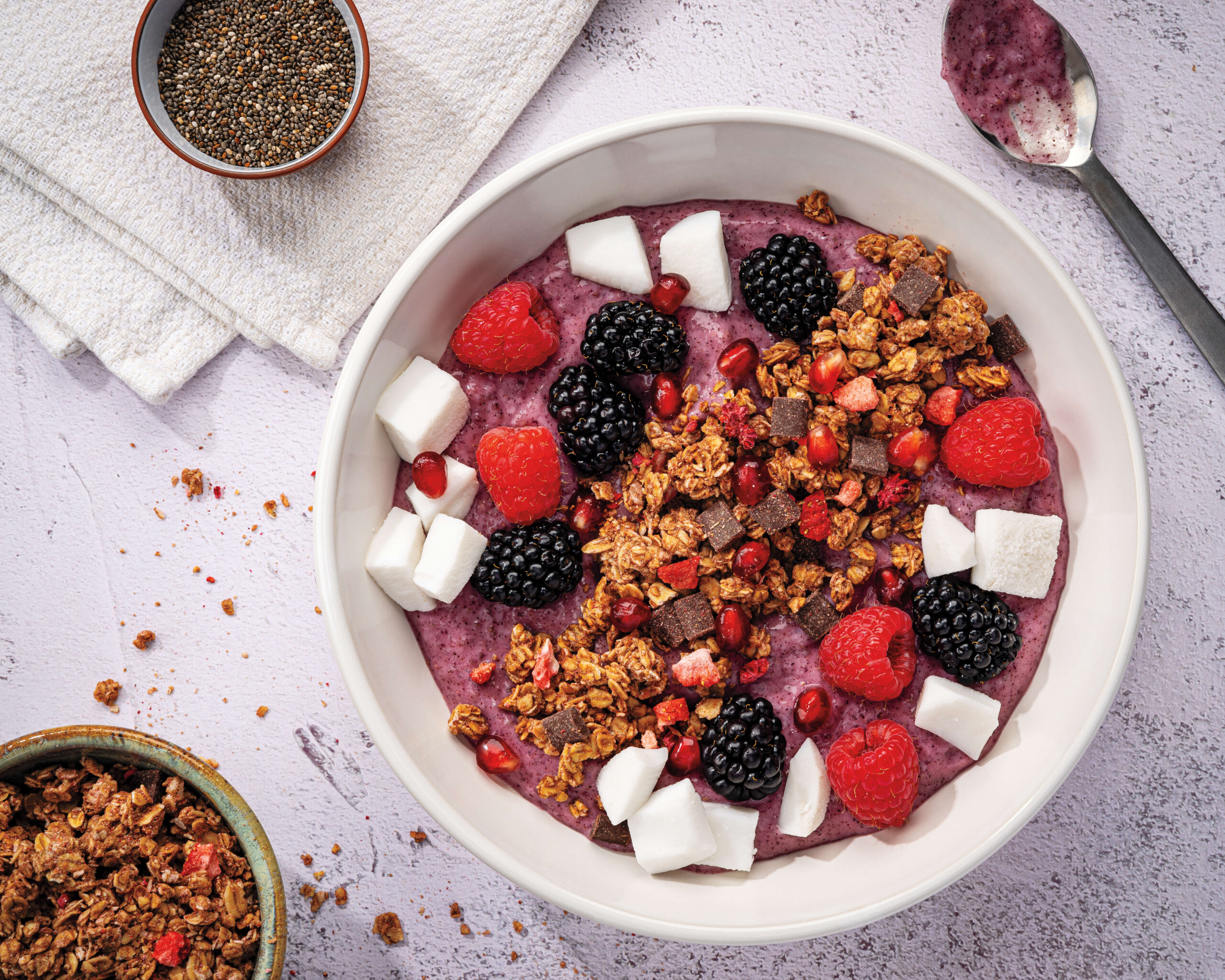 Tazón de Yogur de Hibisco y Coco con Semillas de Chía (Hibiscus-Coconut ...