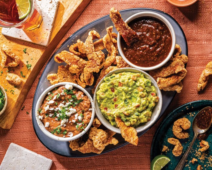 Guacamole Picante, Salsa y Chicharrones (Spicy Guacamole, Salsa and Chicharrones) - Vallarta Superma